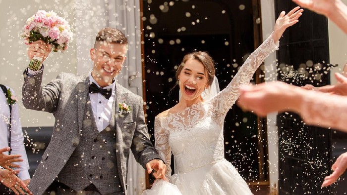 ilustrasi pernikahan Happy wedding photography of bride and groom at wedding ceremony. Wedding tradition sprinkled with rice and grain