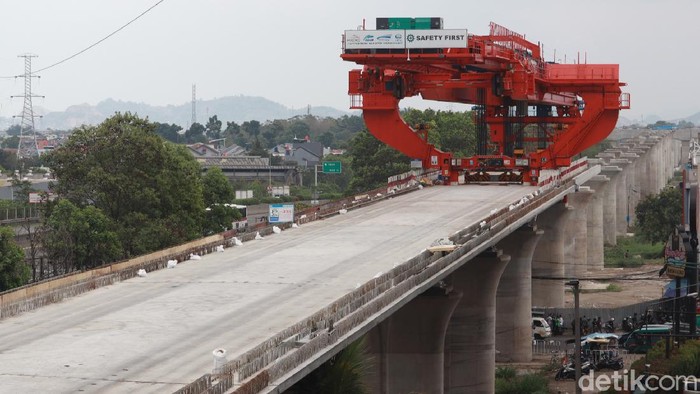 Instalasi Girder Kereta Cepat Terpasang di Kopo Instalasi Box Girder Kereta Cepat Jakarta Bandung (KCJB) tampak terpasang di kawasan Kopo, Kota Bandung, Jawa Barat.