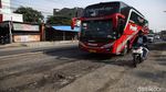 Hati-hati! Jalan HM Joyomartono Bekasi Rusak dan Berlubang
