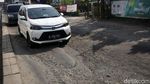 Hati-hati! Jalan HM Joyomartono Bekasi Rusak dan Berlubang