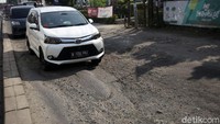 Ada sejumlah lubang dengan diameter 10 sampai 20 centimeter. 