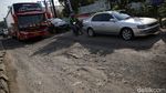 Hati-hati! Jalan HM Joyomartono Bekasi Rusak dan Berlubang