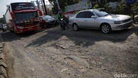 Kerusakan itu dikeluhkan pengendara yang melintas di jalan tersebut.