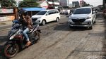 Hati-hati! Jalan HM Joyomartono Bekasi Rusak dan Berlubang
