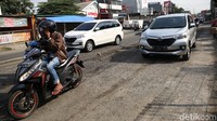 Kerusakan jalan ini telah terjadi sejak Januari 2020 lalu. 