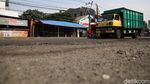 Hati-hati! Jalan HM Joyomartono Bekasi Rusak dan Berlubang