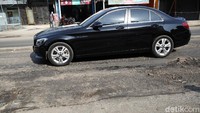 Jalan yang berlubang itu juga akan tergenang saat hujan mengguyur kawasan tersebut.