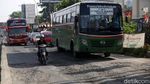 Hati-hati! Jalan HM Joyomartono Bekasi Rusak dan Berlubang