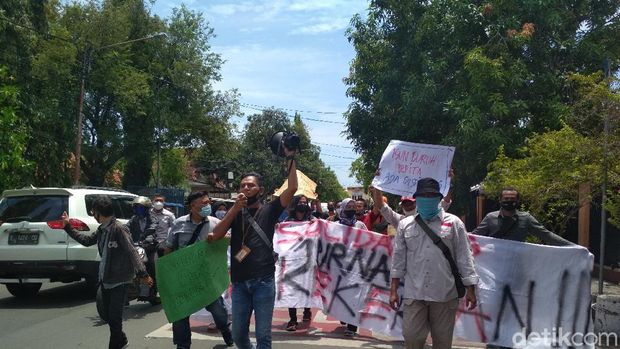 Jurnalis cirebon demo kecam kekerasan terhadap wartawan saat demo omnibus law