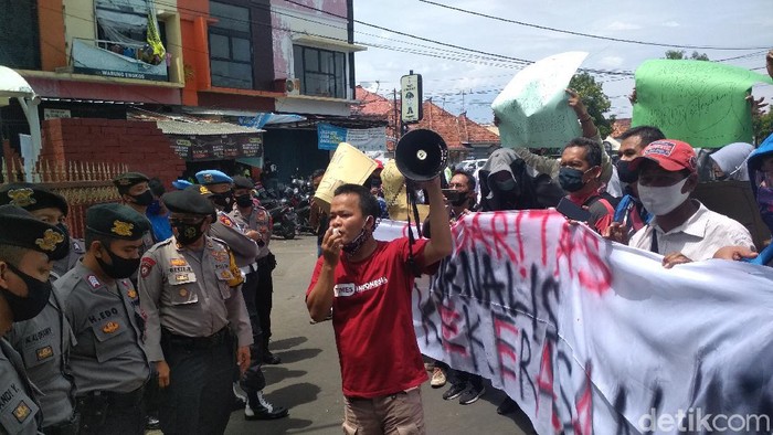 Jurnalis cirebon demo kecam kekerasan terhadap wartawan saat demo omnibus law