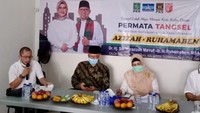 Azizah menambahkan, jika terpilih kelak, pihaknya akan memberikan insentif kepada guru-guru, termasuk pengajar di madrasah-madrasah. Dengan begitu, pemerataan pembangunan akan terwujud, sampai kepada skala terkecil. Kami juga memiliki program insentif ke RW-RW, Rp.100 juta. Ketika kita hadir ke pinggiran kota, kita melihat pembangunan yang belum merata. Sehingga, perlu adanya perubahan sistem, agar pembangunan dapat merata. Foto: dok. Timses Azizah