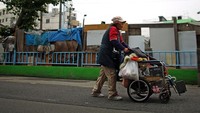 Sementara itu penghuninya sebagian besar adalah lansia dan pengangguran.  