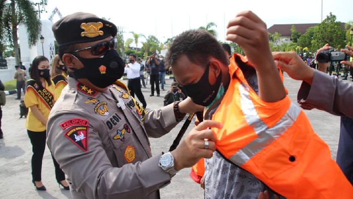 Kapolda Kalteng membagikan secara simbolis rompi PERS kepada wartawan