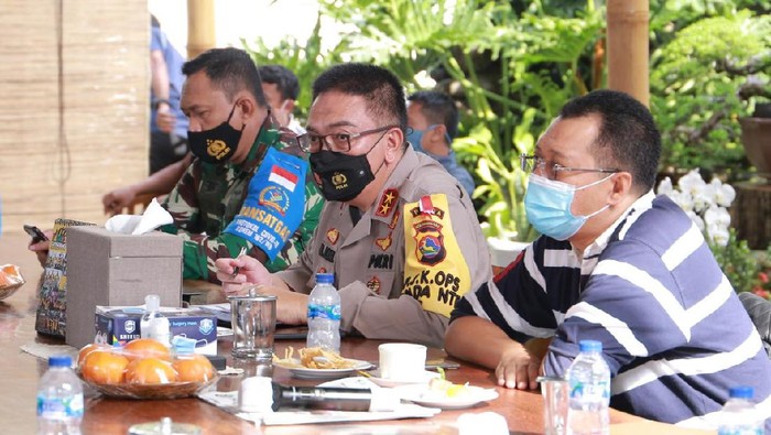 Kapolda NTB Irjen Mohammad Iqbal saat menemui para buruh.