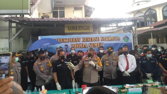 Kapolda Sumut Irjen Martuani Sormin dalam pers rilis di RS Bhayangkara Medan (Dok. Istimewa).