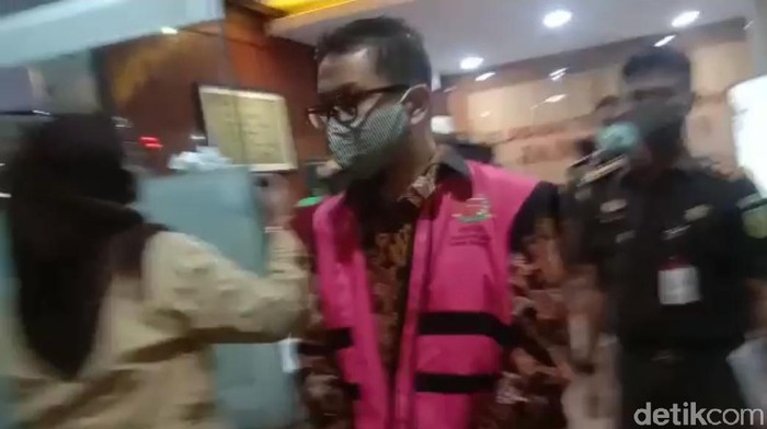 Kejagung menahan Kadep Pengawasan Pasar Modal II a OJK periode Januari 2014-2017, Fakhri Hilmi