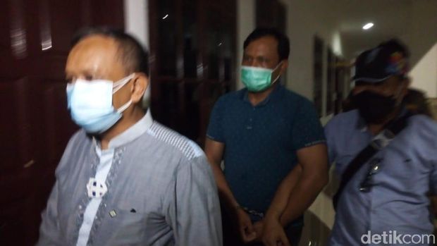 Kejati Sumut menangkap eks Kabag Umum Pemkab Tobasa, Erwin Panggabean, buronan terpidana kasus pengadaan sertifikat tanah di Kabupaten Tobasa (Datuk Haris/detikcom)