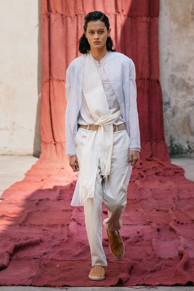 Model tampil dalam fashion show virtual desainer Sapto Djojokartiko. Terinspirasi dari seni sabung ayam, Sapto merilis koleksi spring/summer 2021. dok. Sapto Djojokartiko.