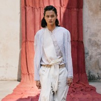 Model tampil dalam fashion show virtual desainer Sapto Djojokartiko. Terinspirasi dari seni sabung ayam, Sapto merilis koleksi spring/summer 2021. dok. Sapto Djojokartiko.