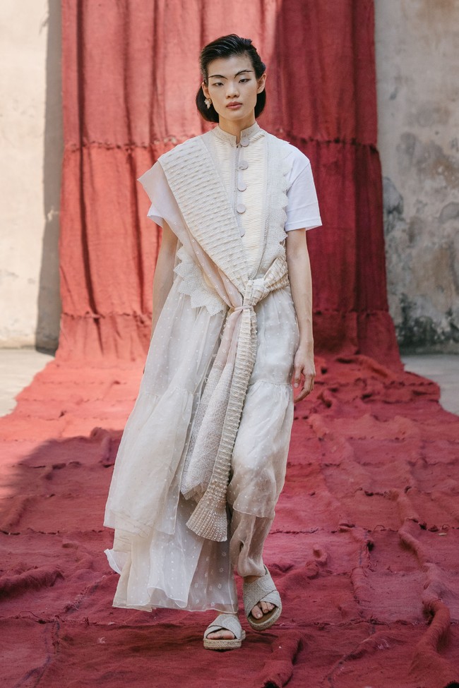 Model tampil dalam fashion show virtual desainer Sapto Djojokartiko. Terinspirasi dari seni sabung ayam, Sapto merilis koleksi spring/summer 2021. dok. Sapto Djojokartiko.