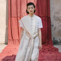 Model tampil dalam fashion show virtual desainer Sapto Djojokartiko. Terinspirasi dari seni sabung ayam, Sapto merilis koleksi spring/summer 2021. dok. Sapto Djojokartiko.