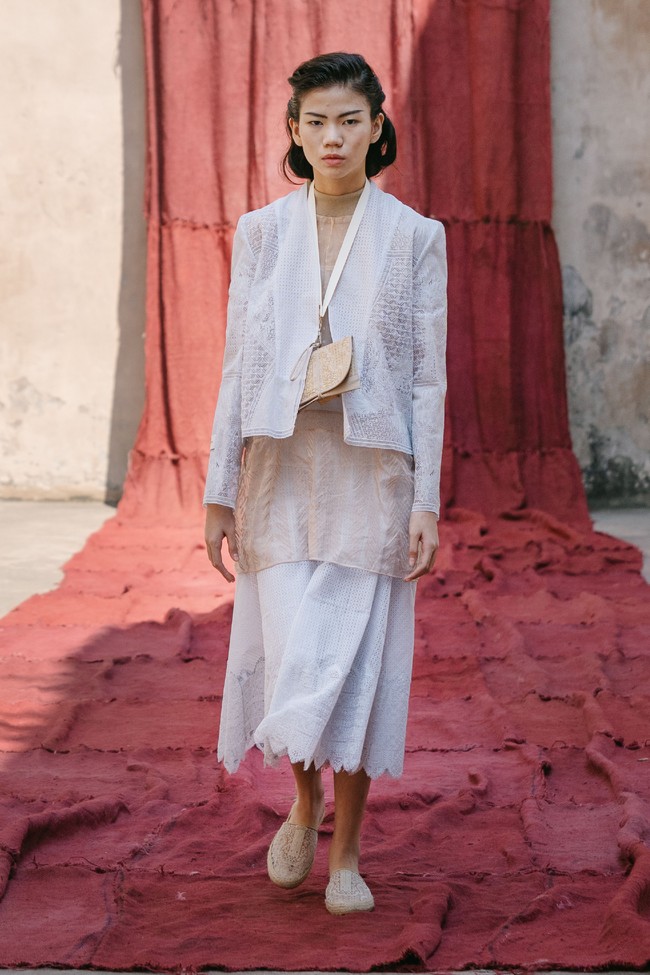 Model tampil dalam fashion show virtual desainer Sapto Djojokartiko. Terinspirasi dari seni sabung ayam, Sapto merilis koleksi spring/summer 2021. dok. Sapto Djojokartiko.