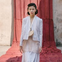 Model tampil dalam fashion show virtual desainer Sapto Djojokartiko. Terinspirasi dari seni sabung ayam, Sapto merilis koleksi spring/summer 2021. dok. Sapto Djojokartiko.