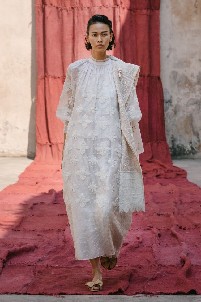 Model tampil dalam fashion show virtual desainer Sapto Djojokartiko. Terinspirasi dari seni sabung ayam, Sapto merilis koleksi spring/summer 2021.dok. Sapto Djojokartiko.