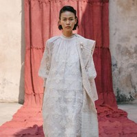 Model tampil dalam fashion show virtual desainer Sapto Djojokartiko. Terinspirasi dari seni sabung ayam, Sapto merilis koleksi spring/summer 2021.dok. Sapto Djojokartiko.