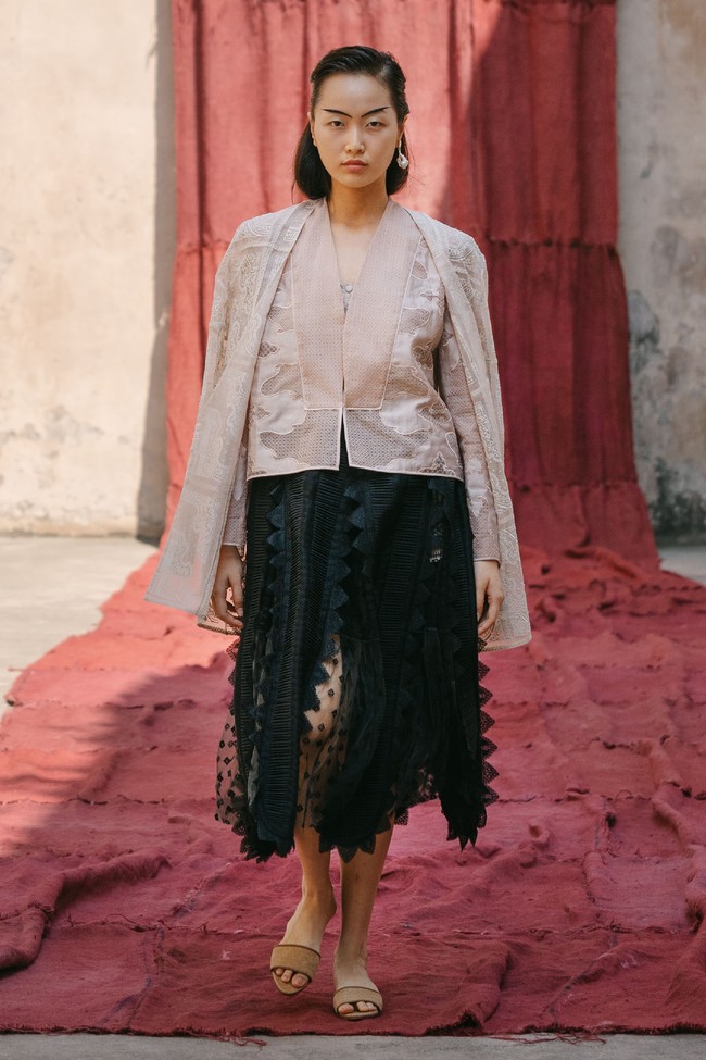 Model tampil dalam fashion show virtual desainer Sapto Djojokartiko. Terinspirasi dari seni sabung ayam, Sapto merilis koleksi spring/summer 2021.dok. Sapto Djojokartiko.