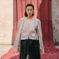 Model tampil dalam fashion show virtual desainer Sapto Djojokartiko. Terinspirasi dari seni sabung ayam, Sapto merilis koleksi spring/summer 2021.dok. Sapto Djojokartiko.