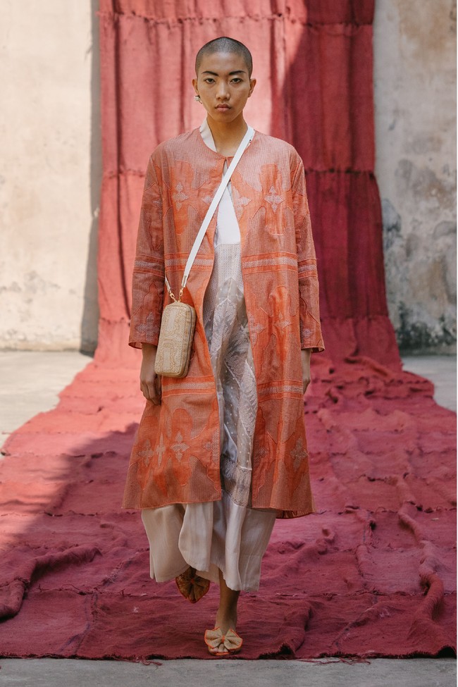 Model tampil dalam fashion show virtual desainer Sapto Djojokartiko. Terinspirasi dari seni sabung ayam, Sapto merilis koleksi spring/summer 2021. dok. Sapto Djojokartiko.