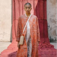 Model tampil dalam fashion show virtual desainer Sapto Djojokartiko. Terinspirasi dari seni sabung ayam, Sapto merilis koleksi spring/summer 2021. dok. Sapto Djojokartiko.
