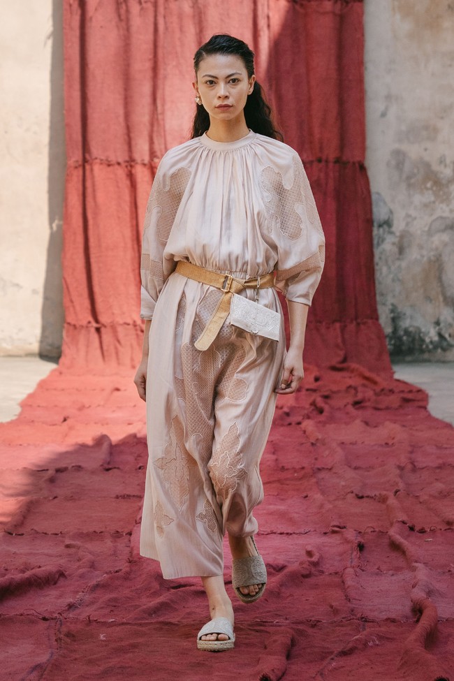 Model tampil dalam fashion show virtual desainer Sapto Djojokartiko. Terinspirasi dari seni sabung ayam, Sapto merilis koleksi spring/summer 2021.dok. Sapto Djojokartiko.