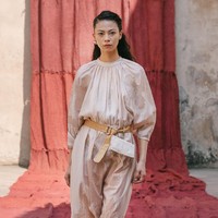 Model tampil dalam fashion show virtual desainer Sapto Djojokartiko. Terinspirasi dari seni sabung ayam, Sapto merilis koleksi spring/summer 2021.dok. Sapto Djojokartiko.