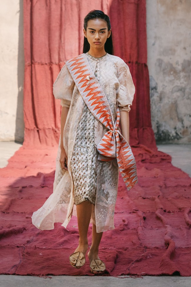 Model tampil dalam fashion show virtual desainer Sapto Djojokartiko. Terinspirasi dari seni sabung ayam, Sapto merilis koleksi spring/summer 2021. dok. Sapto Djojokartiko.