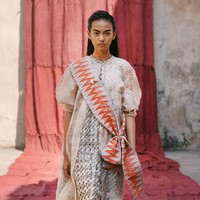 Model tampil dalam fashion show virtual desainer Sapto Djojokartiko. Terinspirasi dari seni sabung ayam, Sapto merilis koleksi spring/summer 2021. dok. Sapto Djojokartiko.