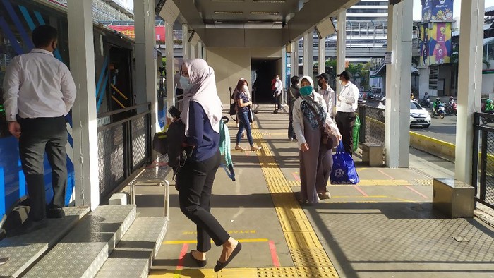 Kondisi Halte TransJakarta Pagi Ini
