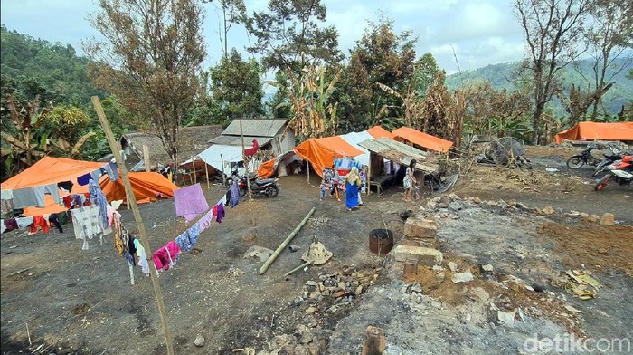 Korban kebakaran di Sukabumi masih tinggal di tenda penampungan.