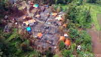 Tenda darurat itu didirikan di sekitar rumah yang telah ludes terbakar.