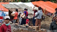 Tenda penampungan itu disiapkan oleh para relawan dan BPBD Kabupaten Sukabumi.