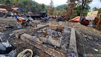 Kebakaran ini menghanguskan 21 rumah di kampung adat tersebut.