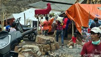 Pasokan bantuan untuk warga korban kebakaran hingga hari ini masih mencukupi. Saat ini proses pembangunan hunian masih menunggu keputusan dari kasepuhan adat Ciptagelar.