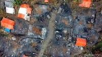Penampakan dari udara tenda darurat yang ditempati oleh warga korban kebakaran di Kampung Cengkuk, Desa Margalaksana, Kecamatan Cikakak, Kabupaten Sukabumi, Jawa Barat, Senin (12/10/2020).