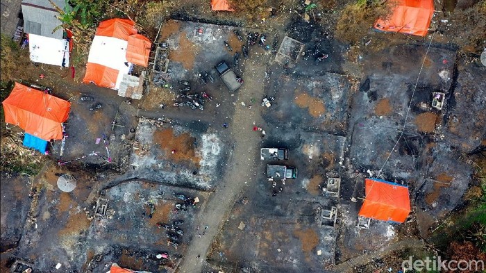 Korban Kebakaran Kampung Adat Cengkuk Tinggal di Tenda Darurat Kampung adat Cengkuk, Kabupaten Sukabumi terbakar pada Jumat (9/10/2020) lalu. Hingga kini warga yang menjadi korban kebakaran masih tinggal di tenda darurat.