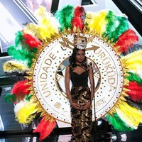 Shauna Ramdyhan, Miss Universe Guyana 2015 tampil dengan dress yang didominasi oleh warna hitam dan emas. Tak ingin monoton, hiasan kepala berupa topeng harimau melengkapi penampilannya. Selain itu, lingkaran besar yang dihiasi dengan bulu-bulu berwarna merah, kuning, hijau yang merupakan warna bendera Guyana menjadi highlight dari penampilannya. Foto: Facebook Miss Universe