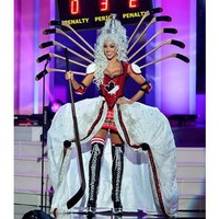 Miss Canada Chanel Beckenlehner mengenakan busana heboh saat berkompetisi di Miss Universe 2014. Dia memakai kostum yang hiasannya berbeda dari kebanyakan finalis yang mengandalkan bulu atau bunga. Chanel memakai busana yang terlihat mirip seragam tim hockey namun dibuat glamor bak gaun pesta. Dia juga memakai sayap berhias stik hoki. Papan skor olahraga hockey tak lupa dibawa serta di punggungnya. Foto: Facebook Miss Universe