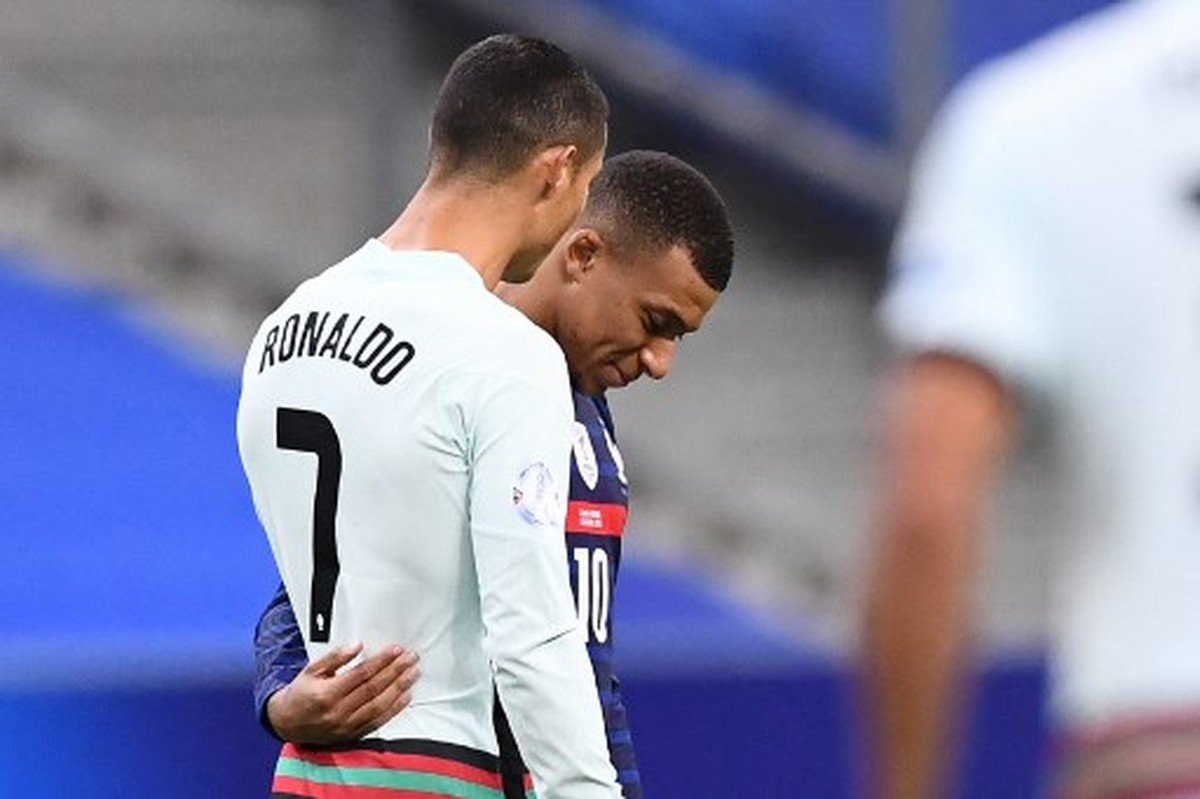 Mbappe dan Cristiano Ronaldo Ngomongin Apa Sih? (AFP/FRANCK FIFE)