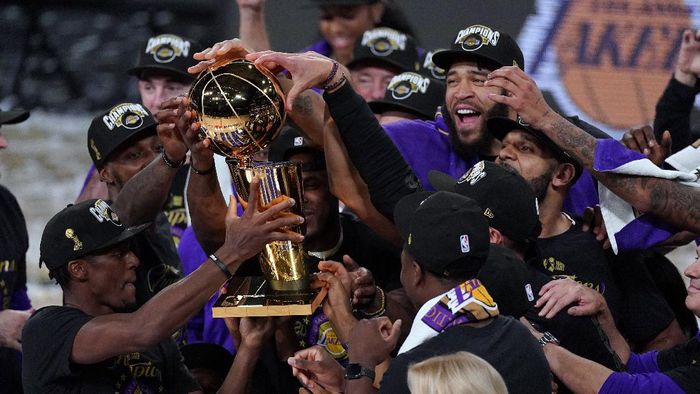 la lakers nba 2020 final nba 2020 la lakers vs miami heat The Los Angeles Lakers players celebrate after the Lakers defeated the Miami Heat 103-88 in Game 6 of basketballs NBA Finals Sunday, Oct. 11, 2020, in Lake Buena Vista, Fla. (AP Photo/Mark J. Terrill)