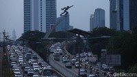 Meski Jakarta kembali melonggarkan PSBB ketatnya jalanan Jakarta terlihat ramai lancar.